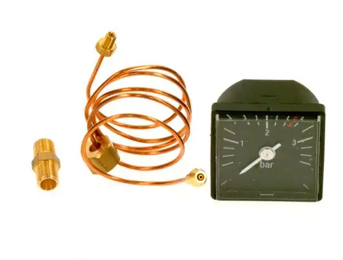 Manometer von Bosch mit einer skala bis 3 bar. Sichtbare Verbindungselemente und eine spiralige Kupferleitung zur Druckmessung.